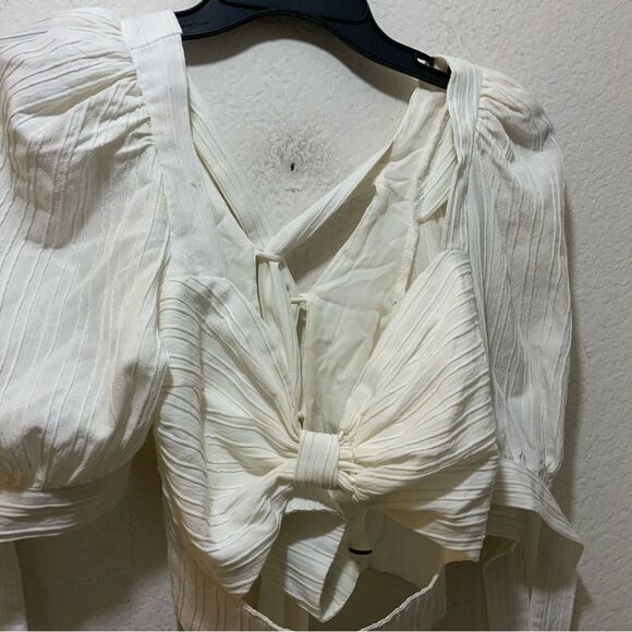 Sthela & Co White Crop Blouse with Puffed Cap Sleeves - Picture 3 of 7